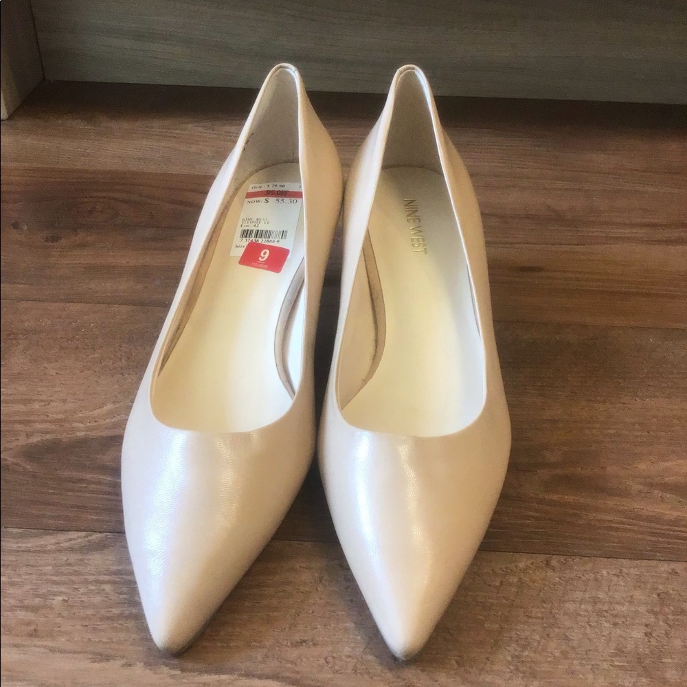 Pointed toe low pump